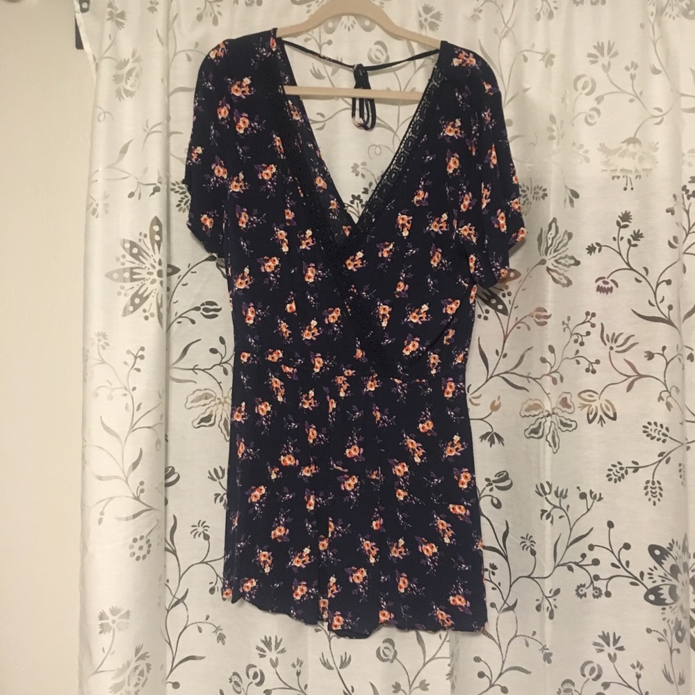 Cute XL romper!! Navy w/floral print